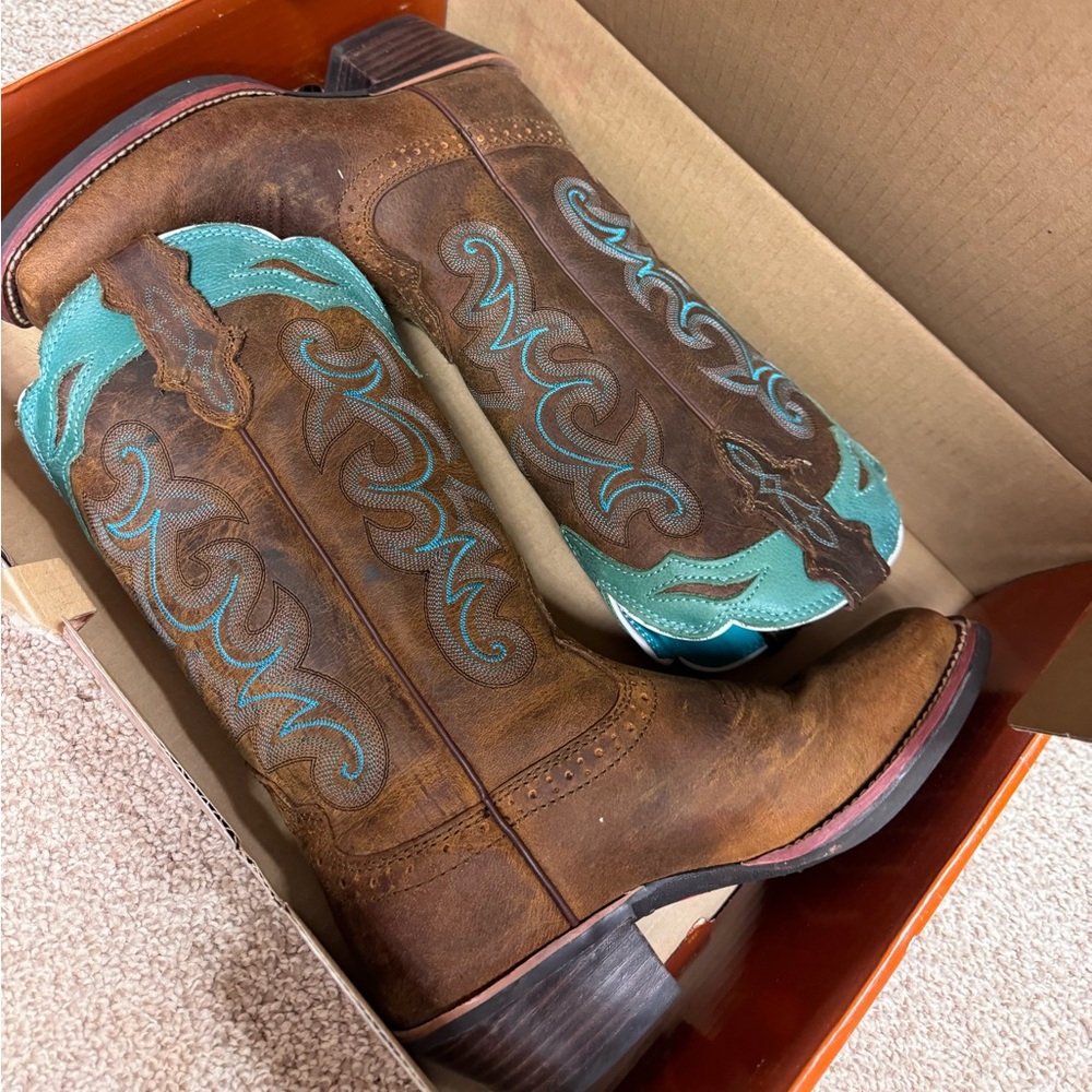 BRAND NEW Justin Womens Boots. Size 6 1/2B.